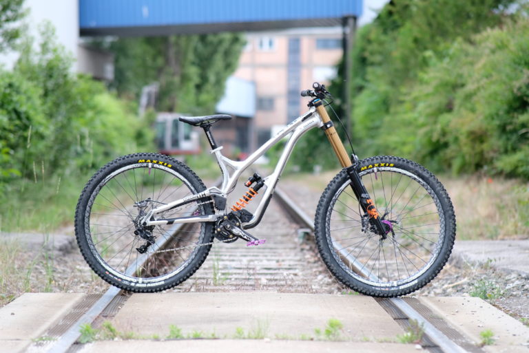 Downhill Fahrrad von Commencal in Silber mit Fox Komponenten