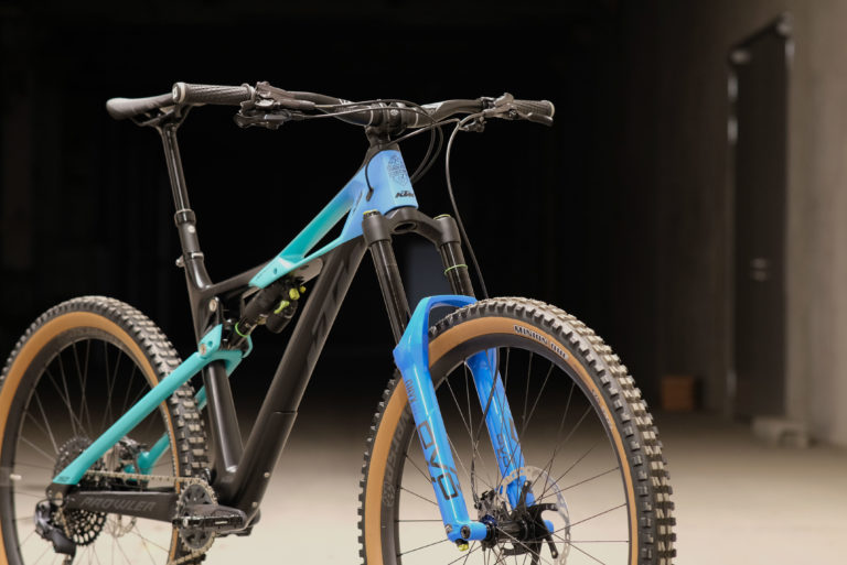 Blaues Carbon Fully von KTM in Leichtbauweise