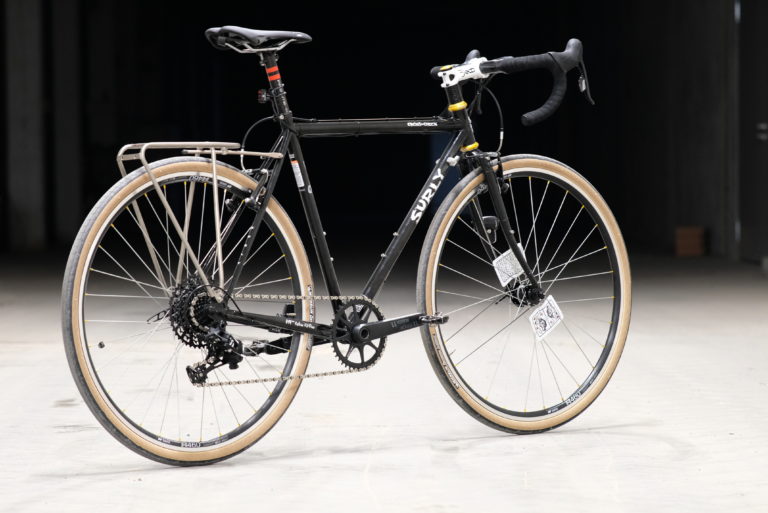Schwarzes Bikepacking Commuter Fahrrad von Surly