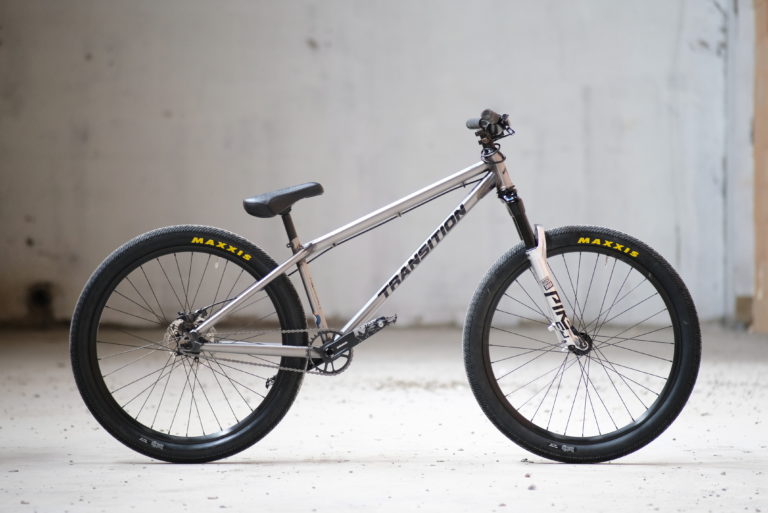 Silbernes Dirt Jump Bike von Transition